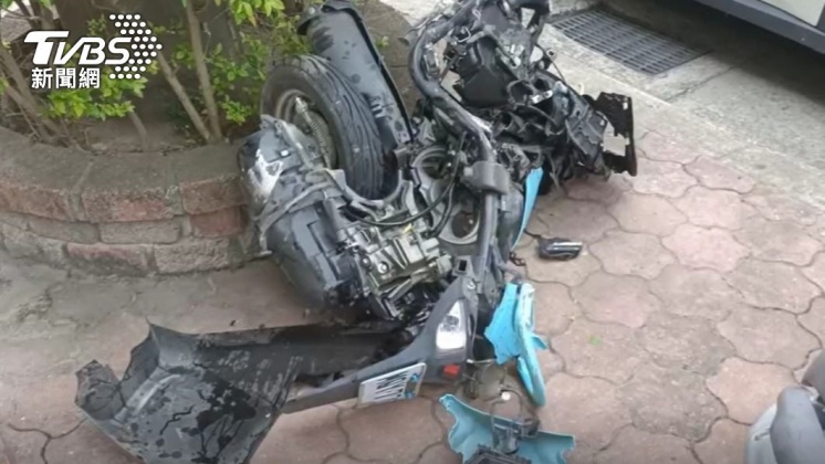 昨日清晨葉男駕駛野馬,將巫姓女騎士撞成重傷,機車也嚴重毀損。(圖/TVBS資料畫面)