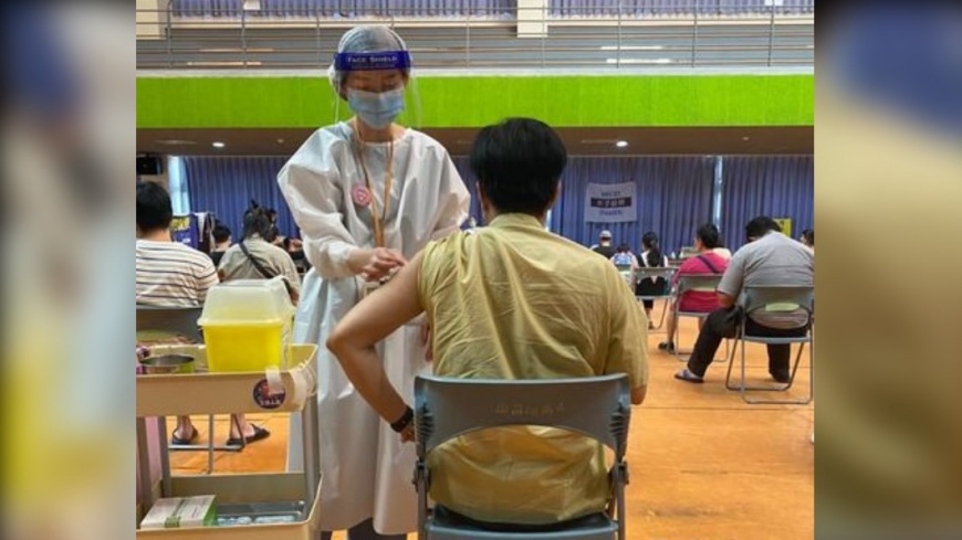 陸姓作家接種完後隔天不適,送醫後死亡。相關原因仍待指揮中心調查。(圖/翻攝自陸之駿臉書)