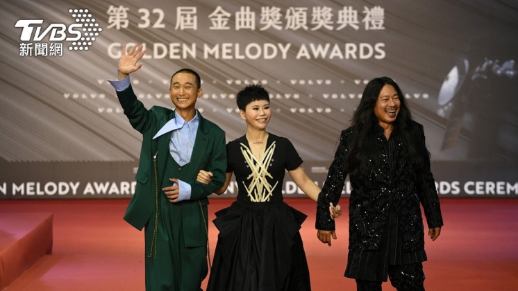 詹雅雯(圖中)和浩子(圖左)、乱彈阿翔一起走金曲紅毯。(圖/台視提供)