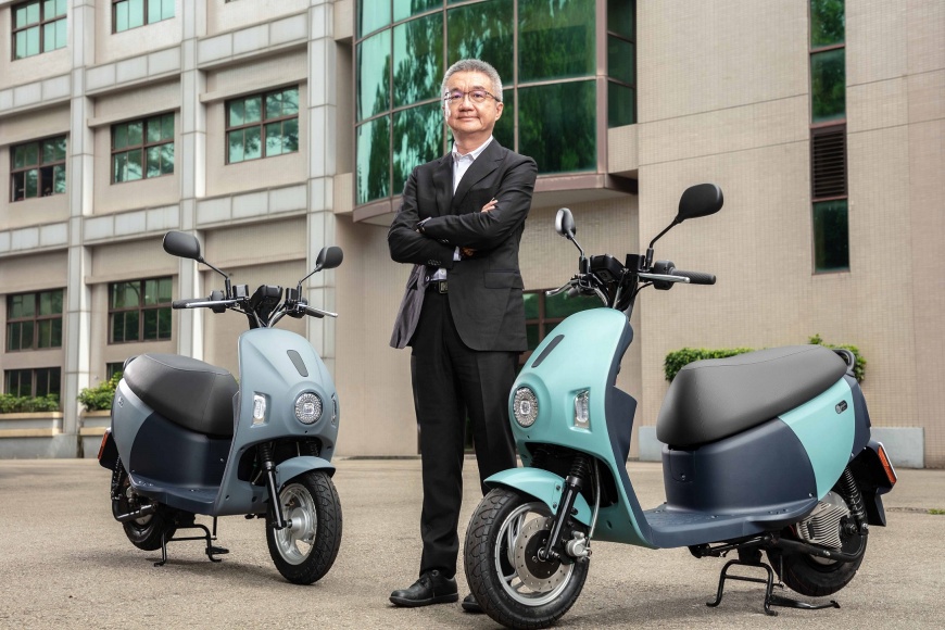 eMOVING首款換電輕型機車EZ1,心動上市!