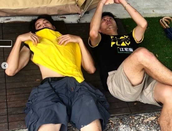曹佑寧躺在江宏傑身旁，被發現疑起生理反應。（圖／翻攝自曹佑寧IG）