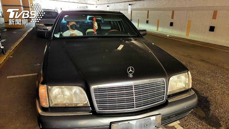 車禍現場滿是碎片,蔡義德驚呼生死一瞬間。(圖/蔡義德提供)