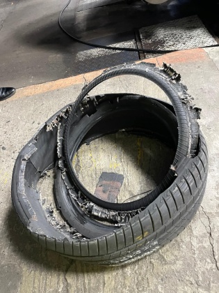謝忻遇上爆胎驚魂記。(圖/翻攝自謝忻Facebook)
