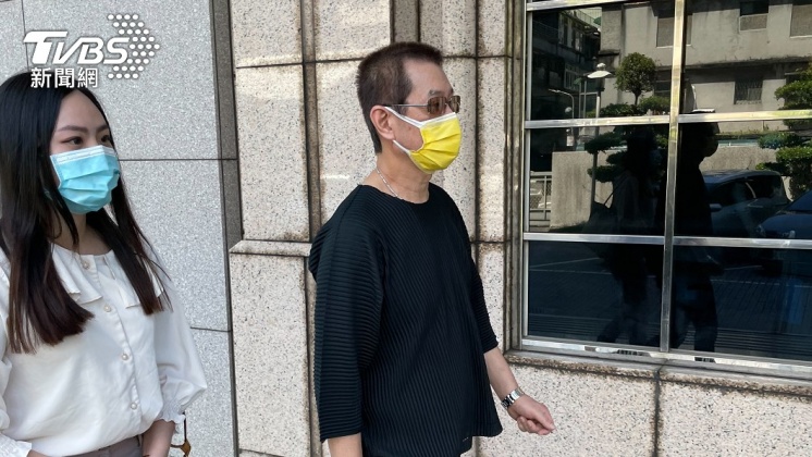 蔡小虎陪粉絲報案。(圖/穩盈娛樂提供)