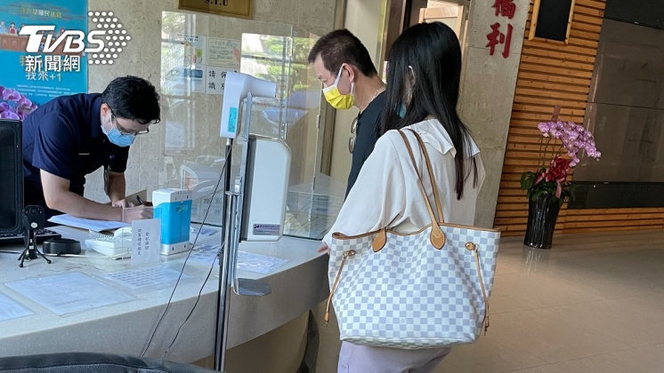 蔡小虎陪粉絲報案。(圖/穩盈娛樂提供)