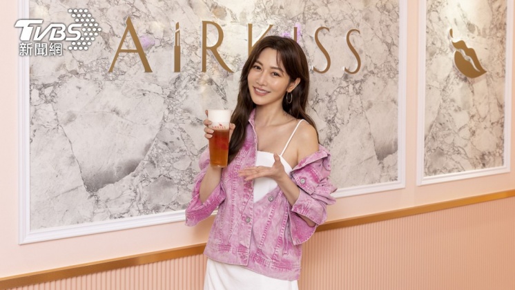 曾莞婷開幕當天大方放送好身材。(圖/AirKiss飛吻茶飲提供)