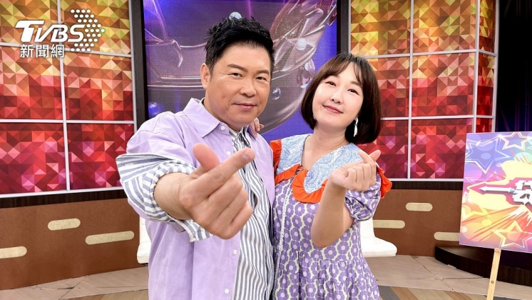 巴鈺(圖右)上週產後回歸主持工作行列,圖左為曾國城。(圖/衛視中文台提供)