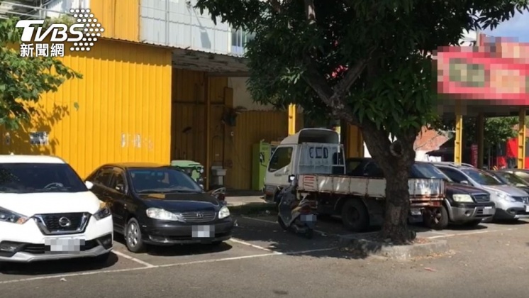 西螺鎮上一間賣場內的計程車發現蘇婦。(圖/TVBS)