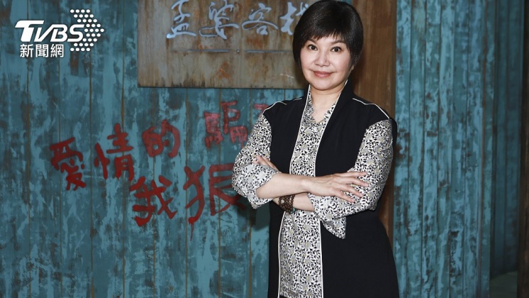 唐美雲回到《孟婆客棧》拍攝場景。（圖／公視台語台提供）