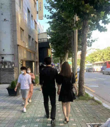 兩人身穿情侶裝牽手約會,感情超甜蜜。(圖/翻攝自微博)