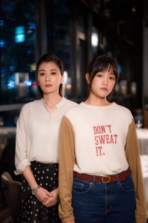 賈靜雯（左）與王淨在電影《瀑布》飾演母女。（圖／翻攝自臉書）