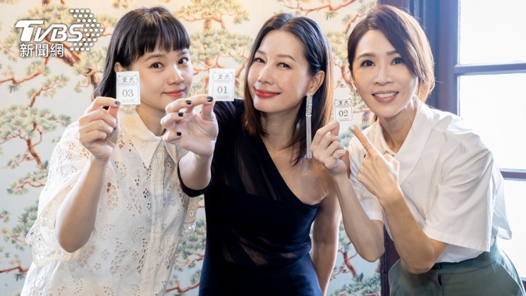 丁寧(圖中)近日和謝盈萱(圖右)、王真琳一起出席療癒影集《四樓的天堂》媒體見面會。(圖/公視提供)