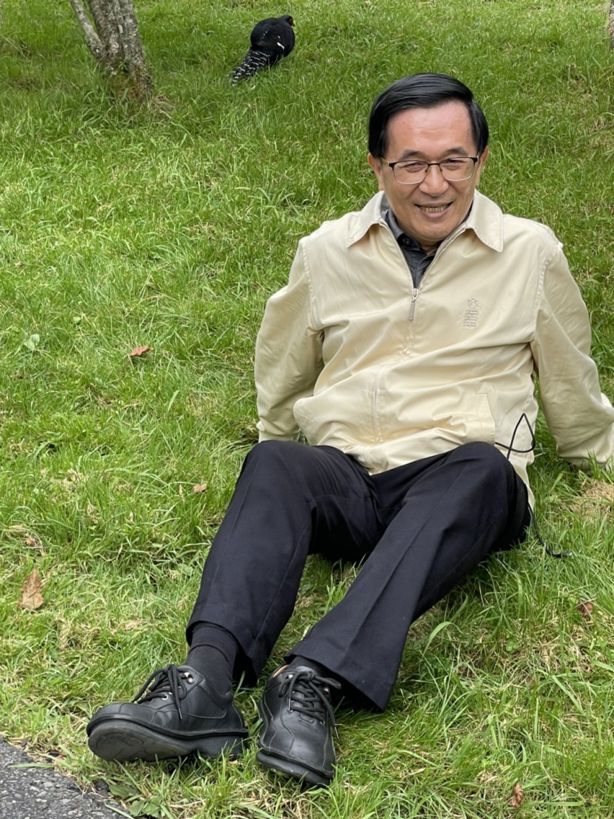 前總統陳水扁為了跟帝雉合影,微微半蹲坐下後拍照。(圖/民眾提供)
