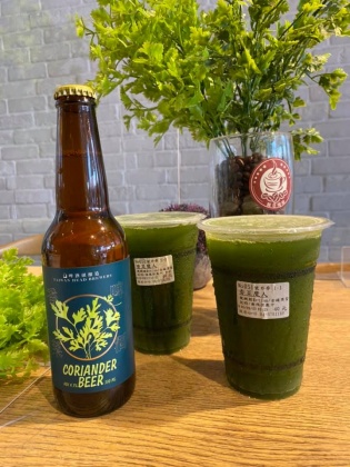 彰化北斗的咖啡業者將提供免費的香菜冷飲給視網膜。(圖/翻攝自偑巷咖啡Fong Siang CAFE 臉書)