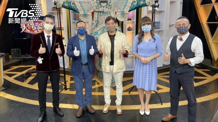 李志希(圖中)上《大尋寶家》鑑寶。(圖/JET綜合台提供)