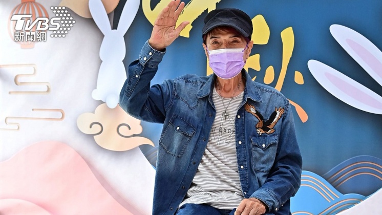 術後左腿血管又阻塞!林沖「拄拐杖現身」曝近況