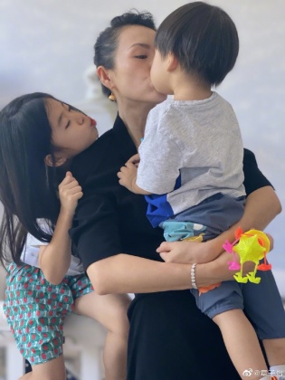 章子怡秀出與兒子女兒溫馨合照。(圖/翻攝章子怡微博)
