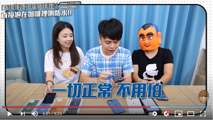 歷經2次「洗禮」後的手機完好如初,防水測試過關。(圖/翻攝自蔡阿嘎頻道)