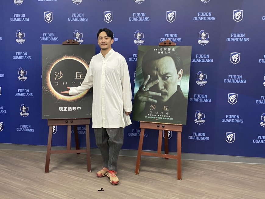 張震在28日親臨新莊棒球場擔任開球嘉賓。(圖/TVBS)