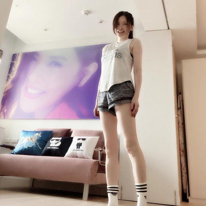 何如芸擁有一雙超不科學的逆天長腿。(圖/翻攝自何如芸臉書)