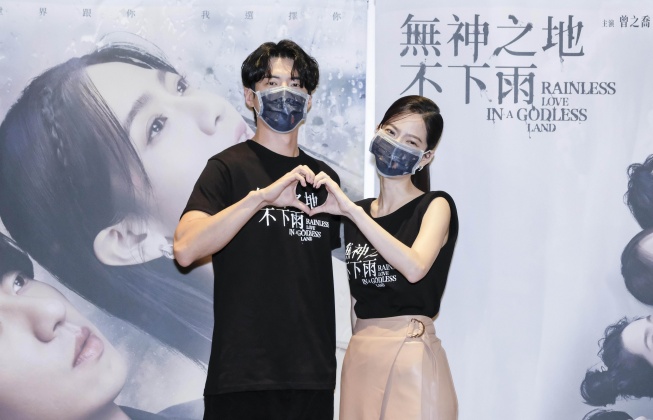 曾之喬與傅孟柏在戲裡大談「人神之戀」。(圖/三鳳製作提供)