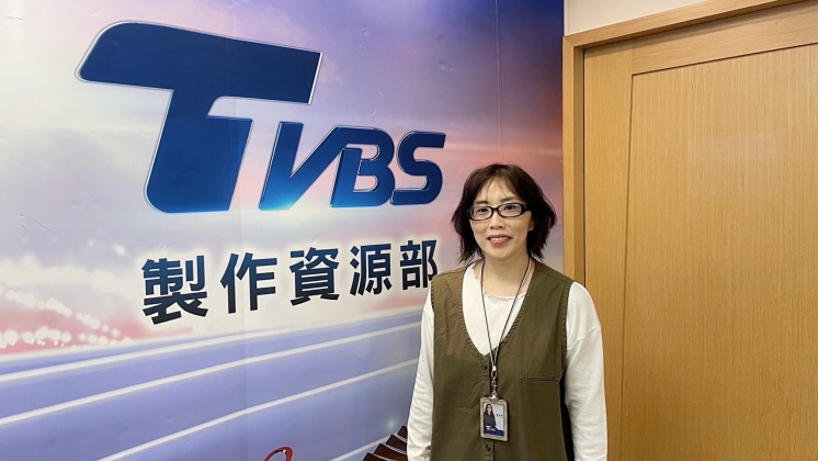 陳美而自稱「工作狂」，對於導播這份工作樂此不疲。（圖／陳美而提供）