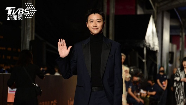 紅隊領隊江宏傑代表團隊走紅毯。(圖/TVBS)
