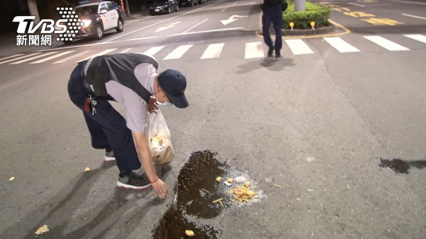 留下滿地餐點。(圖/TVBS)