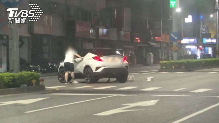 女方將車上麥當勞丟一地後揚長而去。(圖/TVBS)