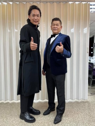 澎恰恰2日出席金鐘獎時與黃鐙輝在後台合照。(圖/翻攝自澎恰恰臉書)