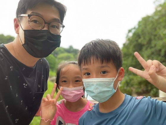 品冠相當疼愛一雙寶貝子女,相當認真經營家庭生活。(圖/翻攝自品冠臉書)