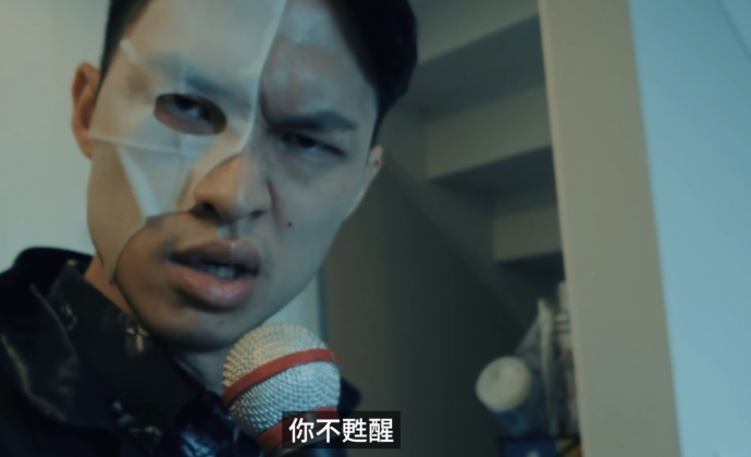 楊昇達選擇樂觀面對,戴上面具演唱。(圖/翻攝自楊昇達臉書)