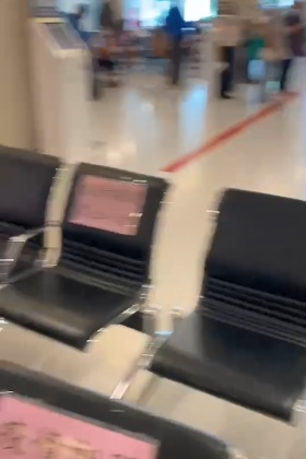 楊麗菁和路人發生衝突後,拿出手機準備錄影又繼續被對方罵。(圖/經紀人提供)