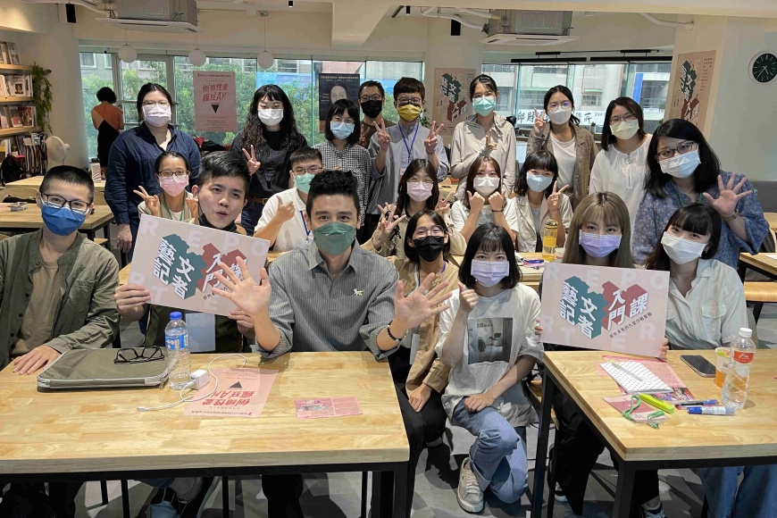 「擬真記者會」學員們感受到邱志宇的親和魅力,紛紛爭相跟他合影。(圖/海鵬提供)