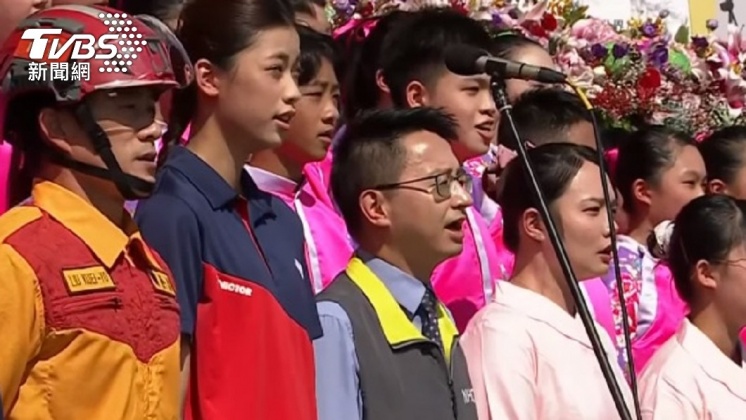 羅一鈞說正式演出時陽光太刺眼,眼睛有點睜不開。(圖/TVBS)