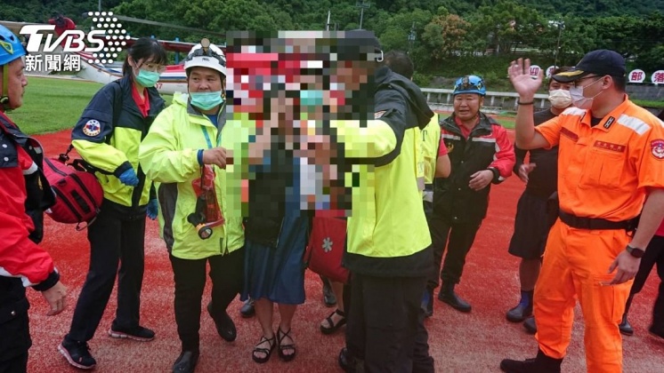 南澳海蝕洞16位遊客獲救。(圖/警消提供)