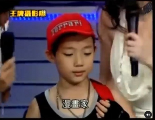 ØZI年幼時曾與媽媽葉璦菱一同上節目。(圖/翻攝自ØZI IG)