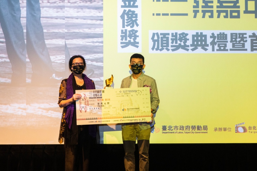 評審鄭雅慧頒獎予《降河洄游》朱平導演。(圖/電影戲劇業職業工會提供)