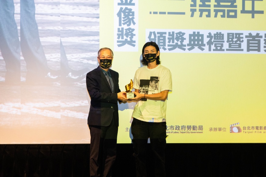 江明志副局長頒首獎予《以啟山林》許鴻財導演。(圖/電影戲劇業職業工會提供)