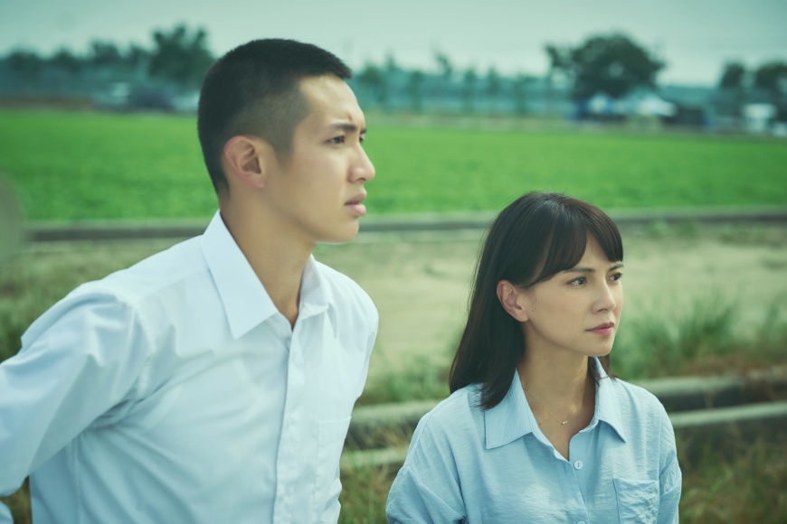 《鱷魚》李心潔(右)、柯震東譜女青農和更生人戀情。(圖/myVideo、双喜電影提供)