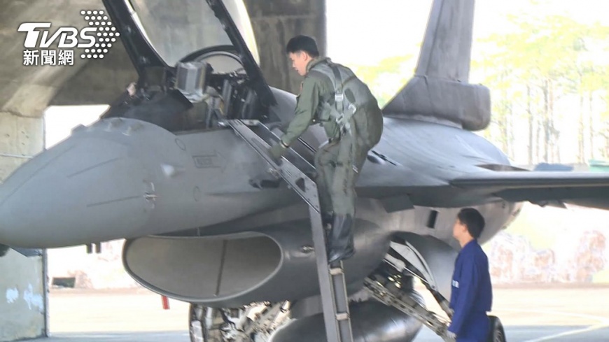 蔡英文校閱F-16V聯隊成軍 陸媒竟稱遭美「騙錢」