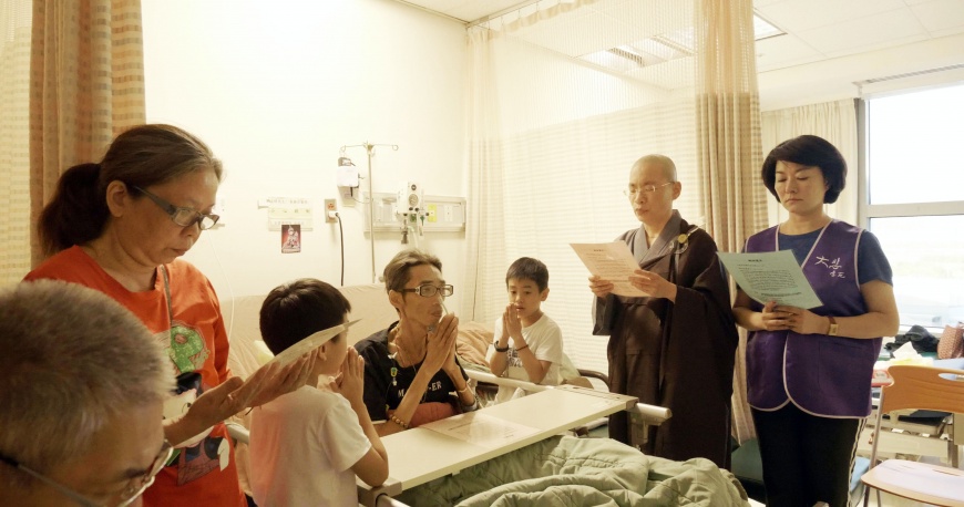 每一段陪伴病人的過程,法師們必須不斷調整自己的心理狀態。(圖/大悲學苑提供)