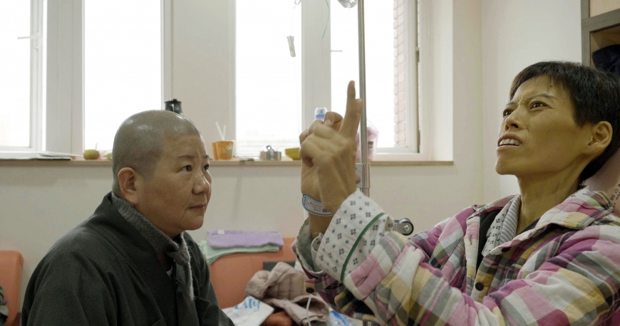 靈性照顧的過程中,法師們經常看見病人求助的眼神。(圖/大悲學苑提供)