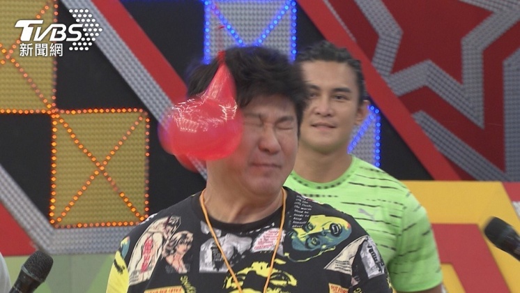 胡瓜遭水球砸中臉。(圖/民視提供)