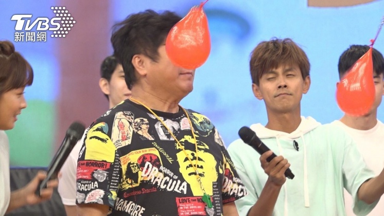 胡瓜遭水球砸中臉。(圖/民視提供)