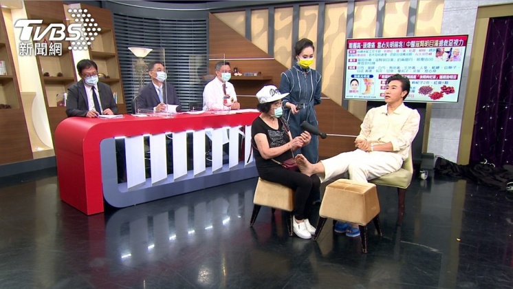 陳媽媽示範平時如何幫兒子按摩。(圖/年代電視提供)