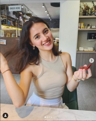擁有美國血統Youtuber的Christina有著一雙深邃靈動的大眼。（圖／翻攝自靠右邊走IG）