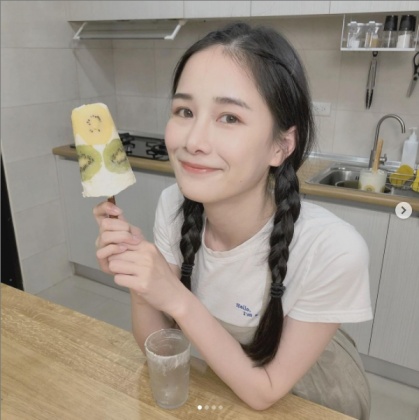 擁有泰國血統的美食水水千千，藉著美食品嚐，成為擁有百萬訂閱的YouTuber。（圖／翻攝自千千IG）