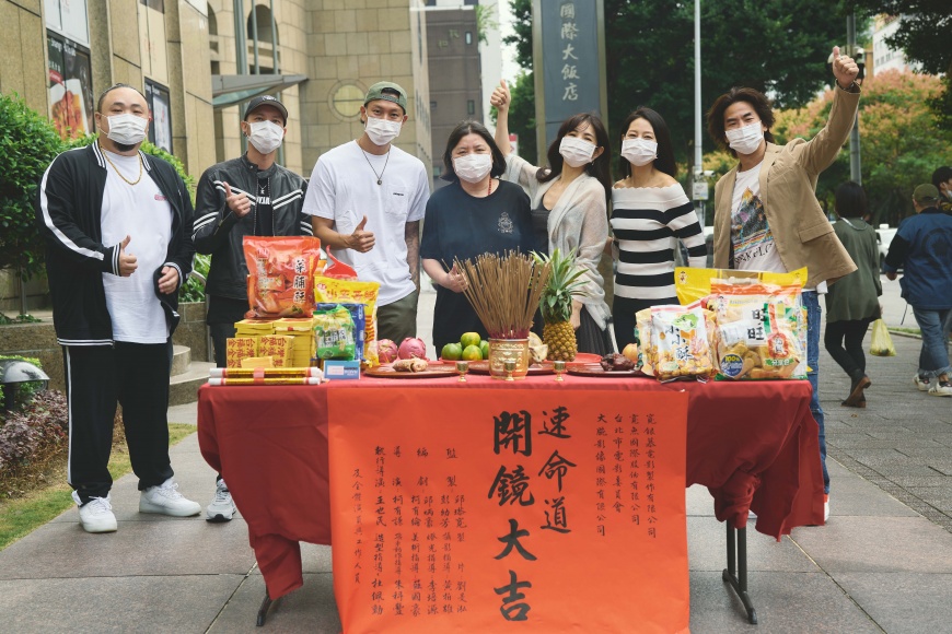 左起大淵、小春、瘦子、寬姐、ELLA、丁寧、柯有倫出席開鏡。(圖/寬銀慕電影製作有限公司提供)