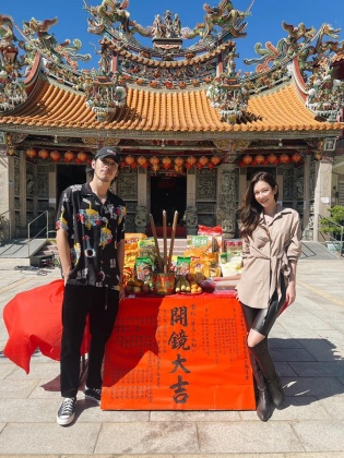 曾莞婷與黃騰浩正在拍攝驚悚恐怖片。(圖/翻攝自曾莞婷臉書)